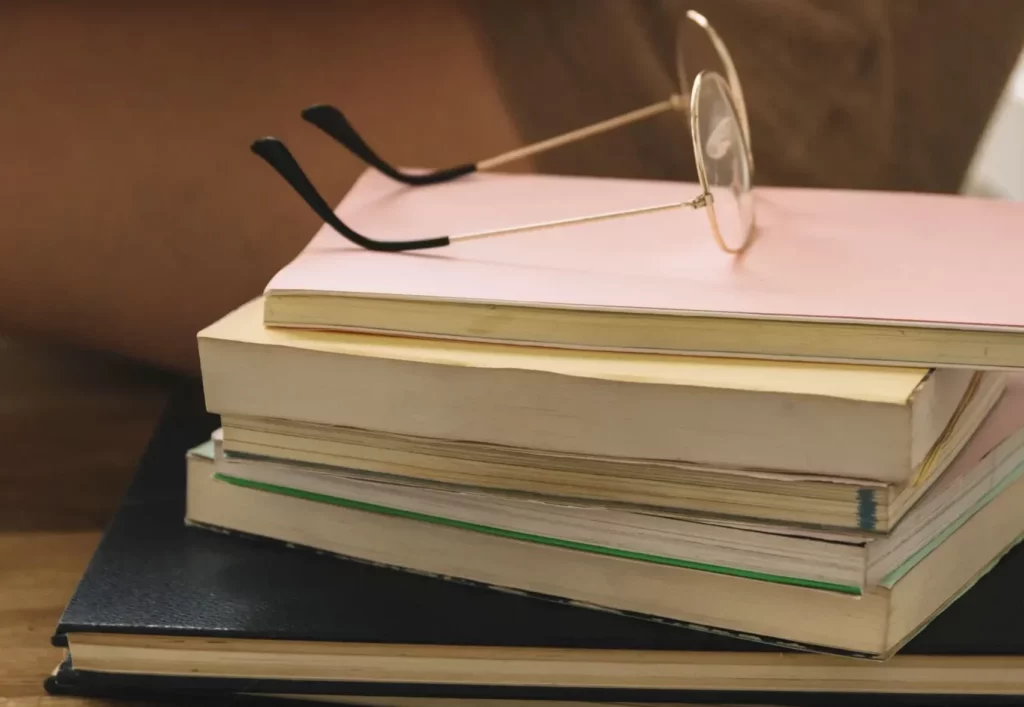 Une pile de livre pour illustrer l'écriture de monographies