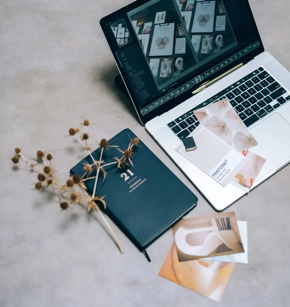 Un ordinateur, des flyers et photos : je propose la rédaction de contenus print et web