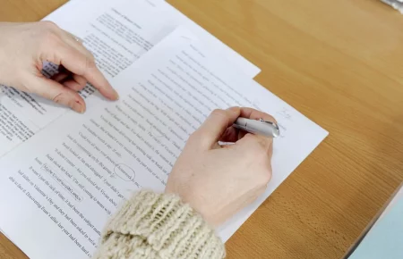 Une personne corrige un document